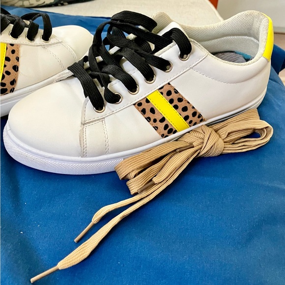 Women’s very cool size 8 sneakers with extra laces - Picture 11 of 16